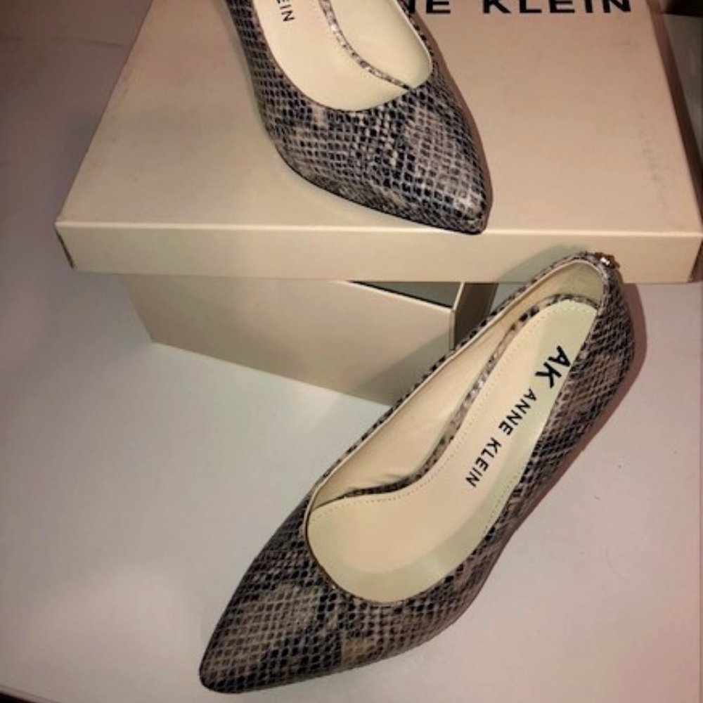 Anne Klein - AKDAMARIS Platform Pump Size 7M.